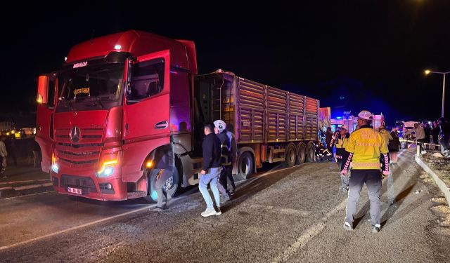 Tır’a Arkadan Çarpan Kamyonetin Sürücüsü Ağır Yaralandı