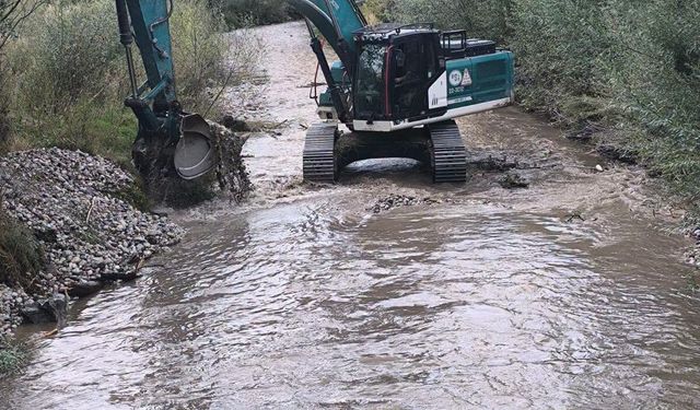Ecemiş Çayı’nda Dere Düzenleme Çalışmaları Sürüyor