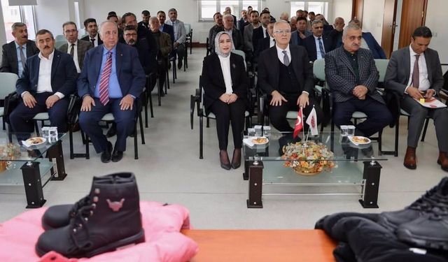 Niğde’de 500 Öğrenciye Kaban ve Bot Desteği