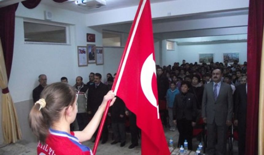 Küçük Kızlar -Yıldızlar- Gençler (kız-erkek) olmak üzere üç kategoride gerçekleştirilen Atatürk Koşusu’na, Bor’da bulunan okullardan 250 genç  katıldı.