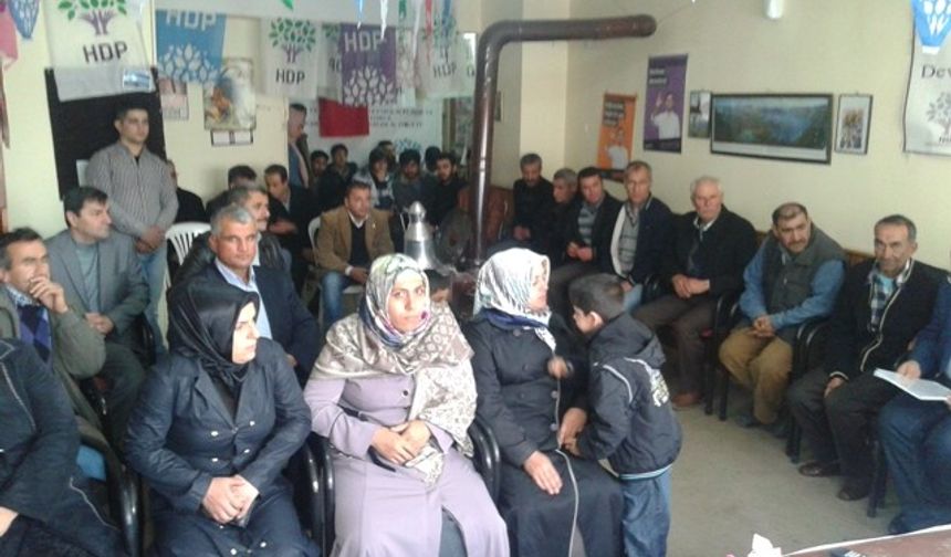 HDP Niğde İl Başkanlığı 1. Olağan Genel Kurulu gerçekleştirildi.
HDP eş genel başkan yardımcısı Van milletvekili Nazmi Gür ve Genel Merkez Parti Meclisi üyesi Hüseyin Gevher’in konuk olarak katıldığı Niğde HDP İl genel kurulu 06.12.2014 tarihinde saat 12.00 de başladı. Parti il binasında gerçekleşen genel kurulda Divan Kurulu oluştuktan sonra PM üyesi Hüseyin Gevher ve milletvekili Nazmi Gür birer konuşma yaptı.