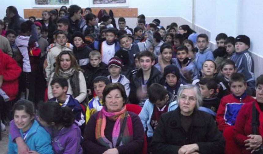 Yıldız Kızlarda 29 Ekim İlköğretim Okulundan Nuray Çoban, Yıldız Erkeklerde YIBO’dan Ahmet Ulusoy, Küçük erkeklerde Veli Bengü İlköğretimden Ahmet Soylu, Küçük Kızlarda Veli Bengü İlköğretimden Neslihan Öger, Genç Kızlarda Kız Meslek Lisesinden Miyase Gökçe, Genç Erkeklerde Şehit Nuri Pamir Lisesinden Sergen Avcı 1. oldu.