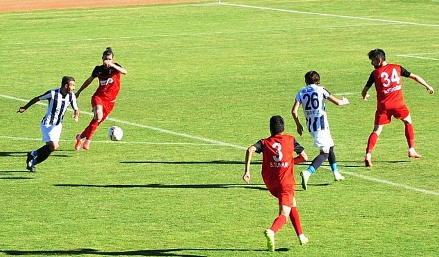 TFF 3 Lig 3 Grupta mücadele eden temsilcimiz Niğde Belediyespor ,Van Büyükşehir Belediyespor'un konuğu oldu.
Temsilcimiz Niğde Belediyespor maça iyi başladı ama atakları sonuç vermedi. Van Büyük Şehir Belediyespor ise maça tutuk bir oyunla başladı.
Haber : Enes Can ÖZMEN
İlk yarıda gol çıkmaz iken maçın ilk yarısı 0-0 bitti.
İkinci yarıda ortada bir oyun sergilendi ve maçın skoru ise 0-0 bitti.
Temsilcimiz Niğde Belediyespor Van Büyükşehir Belediyespor beraberliği ile puanını 30 yükselterek Kastamonuspor'un Gölcükspor karşısında yenilmesinden sonra +15 averaj ile 3 lig 3 grupta liderlik koltuğuna oturdu.