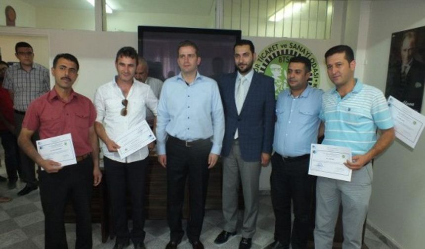 Girişimcilik kursu sertifika töreni sırasında bir konuşma yapan Bor TSO Yönetim Kurulu Başkanı Emrah Çalapkulu, yaptığı konuşma da ; Avrupa’ da İtalya , İspanya Portekiz ve Yunanistan gibi ülkelerde işsizlik yüzde 20-25’lere dayanırken genç işsizlik ise yüzde 50’lerde, Avrupa ekonomisinin bel kemiği ülkelerde, Almanya, İngiltere ve Fransa’da genç işsizlik yüzde 20’lerde Türkiye‘de işsizlik yüzde 9’larda iken, genç işsizlik yüzde 40’lara dayanmış durumda. Türkiye'nin her yıl 750 bin kişiye iş bulma mecburiyeti var. Her yıl 750 bin kişi istihdam nüfusuna katılıyor. Bu rakam 8 yıl sonra 1 milyon olacak. Artık devlet eliyle iş bulma şansı yok. Bu işsizlere kim iş verecek, elbette özel sektör verecek. Peki özel sektörün kaynağı ne, girişimcilik. İşte her yıl bizim bu artan nüfustan 100 bin girişimci ye ihtiyacımız var.” dedi.