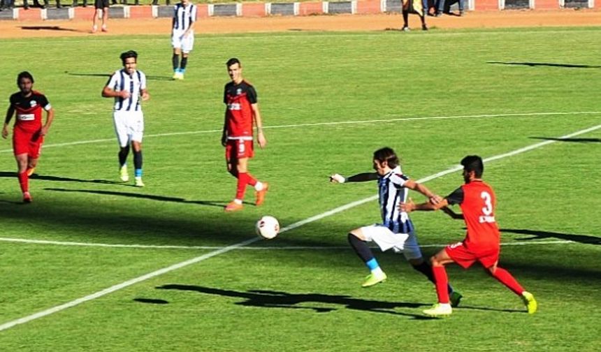 MAÇTAN DAKİKALAR
İlk yarıya Niğde Belediyespor başladı.
2. dakikada Niğde Belediyespor net bir pozisyon yakaladı. Gelişen Niğde Belediyespor atağında topla buluşan Güney’in vuruşu az farkla auta çıktı.
4. dakikada Niğde Belediyespor gole çok yaklaştı. Sami İzcican’ın pasında kaleciyle karşı karşıya kalan Güney’in vuruşunda kaleci Serkan topu son anda uzaklaştırdı.
8. dakikada gelişen Van Büyükşehir Belediyespor atağında topla buluşun Burak’ın vuruşunda top az farkla auta çıktı.
22. dakikada Van Büyükşehir Belediyespor’da Medeni Bingöl sarı kart gördü.