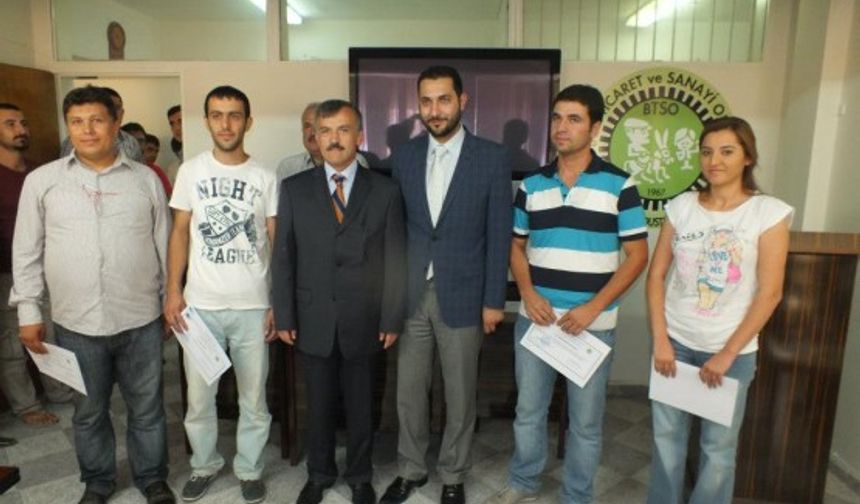 Bor Ticaret ve Sanayi Odası tarafından geçtiğimiz aylarda açılan Girişimcilik kursuna 186 başvuru yapılmış ve yapılan değerlendirmeler sonucunda 60 aday kursa katılma hakkı kazanmıştı. Girişimcilik kursu tamamlandı ve törenle sertifikaları verildi. Bor TSO binasında yapılan sertifika törenine Niğde Milletvekili Ömer Selvi, İl Genel Meclis Başkanı Erdal Koçyiğit, Niğde Belediye Başkanı Faruk Akdoğan, Bor İlçe Kaymakamı Muammer Balcı, Bor Belediye Başkanı Sıtkı Erat, Bor TSO Başkanı Emrah Çalapkulu, Bor TSO Meclis Başkanı Fikret Daş, Meclis Yönetimi ve üyeleri katıldı.