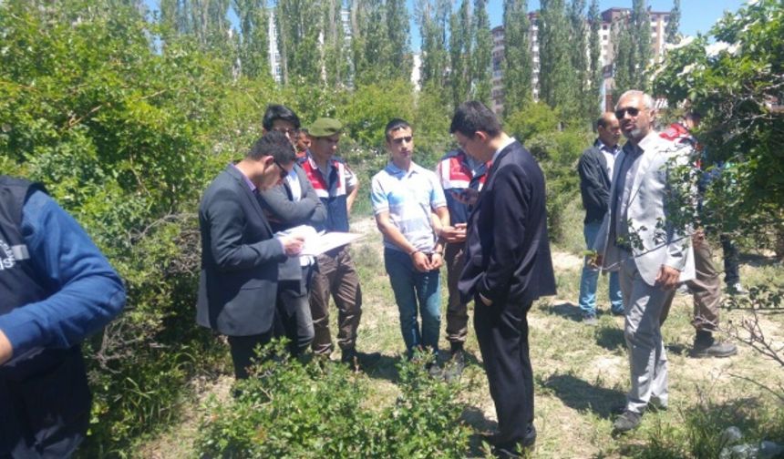 Adana’da cezaevinde kalan 2 mahkum, Niğde’de daha önceden birini öldürüp gömdüklerini söylemeleri üzerine, boş bir arazide ceset araması yapıldı.