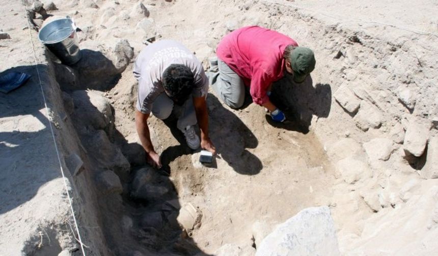 Niğde’de devam eden Arkeolojik kazılardan Altunhisar İlçesi Yeşilyurt Beldesi içerisinde olan Kınık Höyük kazıları başladı.
