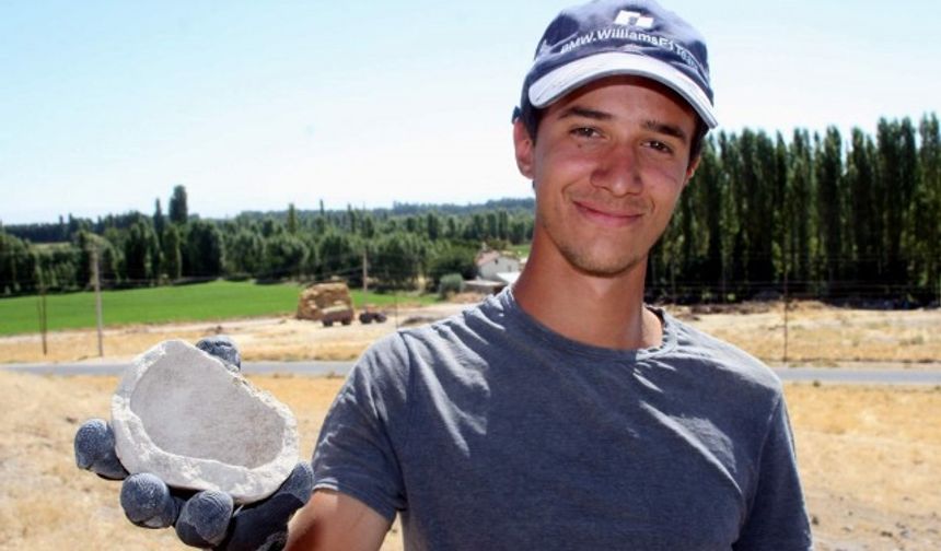 4 Haziran itibariyle başlayan Kınık Höyük kazılarının yanı sıra, Çiftlik İlçesi’nde Tepecik Höyüğü, Bor İlçesine bağlı Kemerhisar Beldesinde Antik Tyana Kenti ve Ulukışla İlçesi Porsuk Höyüğünde de kazıların bu senede devam edeceği ifade edildi.
İstanbul Üniversitesi Edebiyat Fakültesi Prehistorya Anabilim Başkanlığı Öğretim Üyesi Doç. Dr. Erhan Bıçakçı tarafından yürütülen Tepecik ve Fransa Strasbourg Üniversitesinden Prof. Dr. Dominigue Paul Beyer Başkanlığında yürütülen Porsuk Höyüklerinde kazıların Temmuz ayında başlayacağı kaydedildi.