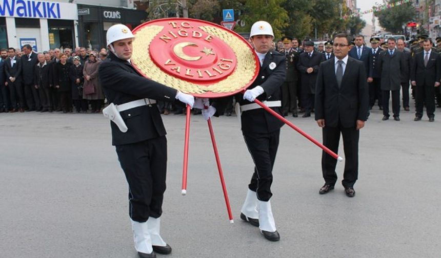 Kültür Merkezinde Niğde Anadolu Lisesi öğrencilerinin hazırladığı oratoryo büyük alkış aldı. Atatürk’ün sevdiği şarkıların seslendirilmesinin ardından anma programı sona erdi.