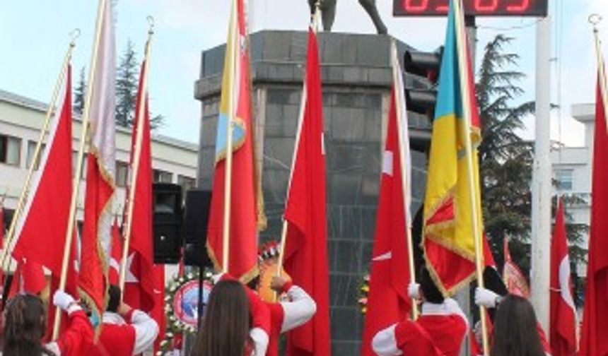 Cumhuriyet Meydanında gerçekleşen törende Atatürk Anıtı’na Niğde Vali Yardımcısı Abdullah Uçgun ve protokol üyeleri çelenk sundu.
Çelenk sunumunun ardından saatlerin 09.05’i gösterdiğinde sirenler çaldı. Çok sayıda kişi saygı duruşunda bulundu. Saygı duruşunun ardından okunan İstiklal Marşından sonra program Niğde Kültür Merkezinde devam etti.