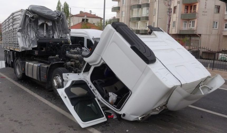 Kaza, Aksaray-Ankara kara yolu Kültür Merkezi önündeki yaya üst geçidinde meydana geldi. Aksaray’dan Ankara istikametine giden Hasan Bilgeç (41) idaresindeki 42 L 0014 plakalı TIR, kültür merkezi önüne geldiğinde bilinmeyen bir nedenle dorsesi açıldı.
