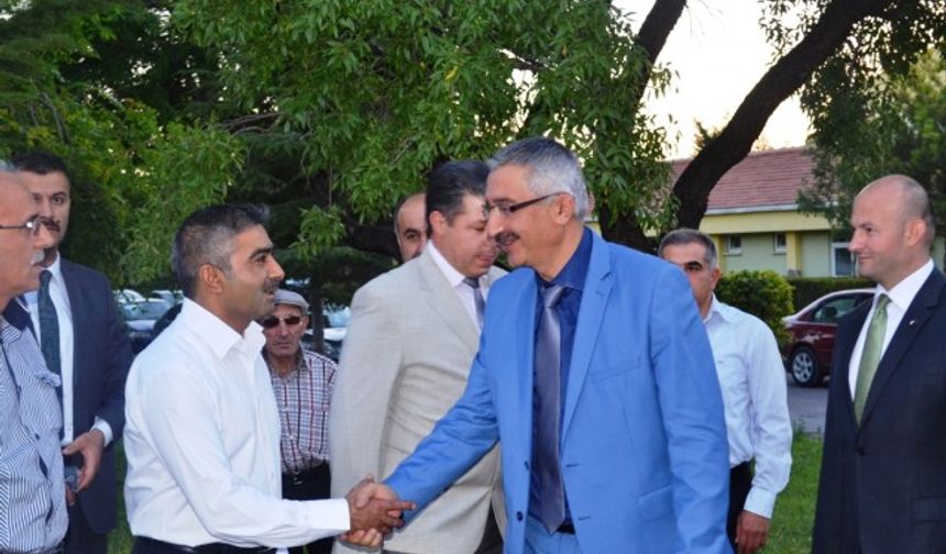 İftar yemeğine Vali Necmeddin Kılıç’ın yanı sıra Bor Kaymakamı Abdullah Küçük, Garnizon Komutanı Kd. Albay Fatih DAĞLI, Belediye Başkanı Sıtkı ERAT, İlçe Emniyet Müdürü Hayri Şahin, Aile ve Sosyal Politikalar İl Müdürü Muhammed Ali Garip ile Kurum müdürleri, huzurevi sakinleri ve çok sayıda davetli katıldı.