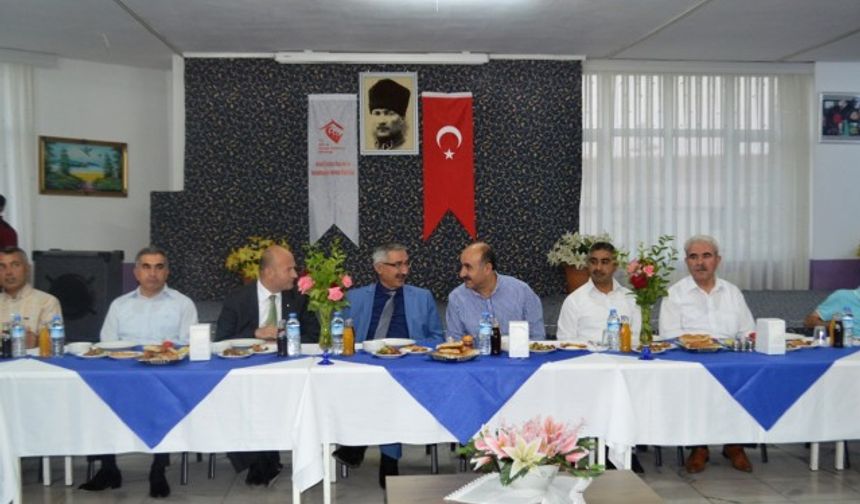 Yemeğin ardından Huzurevi sakinleri ve misafirler huzurevi bahçesinde sohbet eden Vali Kılıç, “Yaşlılarımız kendi ailelerine ve çevrelerine faydalı işler yapmışlar ve nihayetinde artık başımızın üstünde tutmamız gereken çok değerli insanlardır. Sizlerin arasında bulunmaktan dolayı mutluyum. Hepinizin sağlıklı ve mutlu bir ramazan geçirmenizi ve bayrama kavuşmanızı temenni ediyorum.” dedi.