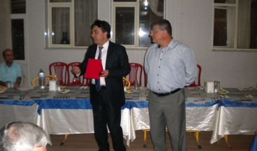 Katılımcı ağırlığının Niğde Eğitim Sen Üyelerinin oluşturduğu yemekte SES Niğde temsilciliği üye ve yöneticileri, Niğde çevre ve kültür derneği üye ve yöneticileri, Niğde CHP Milletvekili Doğan Şafak ve Göksel Rıza Özkan’ı yalnız bırakmak istemeyen dostlarının yanısıra Niğde ilinde protest müzik yapan yerel sanatçılar katıldılar.