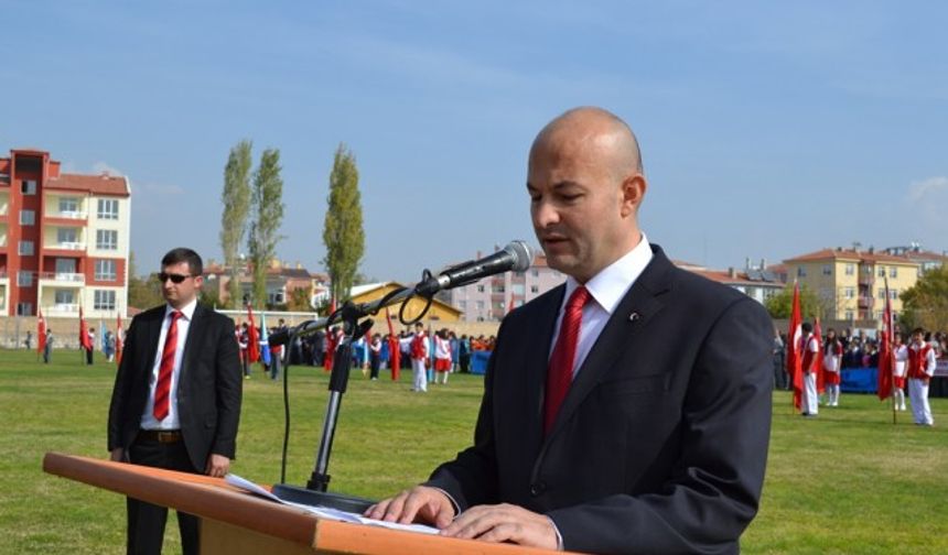 Bor'da 29 Ekim Coşkusu
29 Cumhuriyet Bayramı kutlamaları tüm yurtta olduğu gibi Bor'da da kutlandı.
Haber: Muharrem Temel - Bor'un Sesi Gazetesi
Saat 10:00'da Bor 100. yıl stadyumunda gerçekleştirilen kutlama törenleri renkli görüntülere sahne oldu. 29 Ekim Cumhuriyet Bayramı münasebetiyle gerçekleştirilen kutlama törenine Bor Kaymakamı Abdullah Küçük, Bor Garnizon Komutanı Albay Fatih Dağlı, Bor Belediye Başkanı Sıtkı Erat, Cumhuriyet Başsavcısı Derya Altun Giden,  İl Genel Meclis Üyeleri, Kurum amirleri, Sivil Toplum Kuruluş Başkanları, Siyasi Parti Yöneticileri ve Bor Halkı katıldı. Bor 100. yıl stadyumunda saygı duruşu ve İstiklal Marşımızın okunmasıyla başlayan törende Bor Kaymakamı Abdullah Küçük bir konuşma gerçekleştirdi. Abdullah Küçük yapıtığı açıklamada şu ifadelere yer verdi: "Bugün ülkemizin her köşesinde olduğu gibi şirin Bor ilçemizde de Cumhuriyetimizin 91'nci yıldönümünü millet olarak caşkuyla kutlamanın haklı  gururunu yaşıyoruz. Cumhuriyet Bayramınız kutlu olsun.
Karaman Ermenek'te yaşayan maden kazasında 18 işçinin mahsur kalması nedeniyle, bugünkü bayramı buruk kutluyoruz. İşçilerimizin Allah'tan sabır diliyorum.
Atatürk'ün dediği gibi''Türk Milletinin tabiatına ve adaletlerine en uygun idare olan Cumhuriyetin 29 Ekim 1923'te ilan edilmesiyle, Türk milletinin önü açılmıs , kalkınması hızlanmış ve bugün dünyanın en büyük 17. Ekonomisi konumuna gelmiştir.
Değerli Bor'lular, Sevgili Gençler;
Atatürk'ün "en büyük eserim"dediği Cumhuriyetimizin kıymetini bilmeli, ona sahip çıkmalıyız.Nasıl mı sahip çıkacağız?
Öncelikle birlik olacağız.Türk-Kürt, Alevi-Sunni , sağcı-solcu demeden , hepimizin aynı milletin evlatları olduğumuzun bilinciyle kardeşçesine, sevgiyle birbirimize kenetleneceğiz.
Sonra herkes işini daha iyi yapacak.Daha çok çalışacağız.İşçı, memur, esnaf, öğretmen, hatta öğrenci kardeşlerim hepimiz daha çok çalışarak gelişmiş ülkelerdeki meslektaşlarımızdan daha iyi bir seviyeye geleceğiz ki böylece çağdaş uygarlık seviyesini yakalayabilelim.
Bu anlamlı günde, Cumhuriyetimizin kurucusu Büyük Önder Atatürk'ü ve onun kahraman silah arkadaşlarını, bu toprakları vatan yapan şehit ve gazilerimizi sonsuz minnet, şükran ve rahmetle anıyor, bu duygu ve düşüncelerle Cumhuriyet Bayramınızı kutluyor, hepinize saygılarımı, sevgilerimi sunuyorum." dedi.
Kaymakam Abdullah Küçük'ün konuşmasını yapmasının ardından kutlama etkinliklerine geçildi. Kutlama programlarında sırasıyla Ortaokul ve Liseden birer öğrenci şiir okudu. Daha sonra Muay Thai gösterisi ve Kısa mesafeli Atletizm yarışmaları yapıldı. Yapılan yarışmalar sonucunda ise dereceye giren öğrencilere Bor Kaymakamı Abdullah Küçük tarafından ödülleri takdim edildi. Geçit töreninin yapılmasıyla birlikte tribünleri dolduran vatandaşlar büyük bir coşku yaşadı. Özellikle Askerlerin geçit törenini gerçekleştirmesi Bor Halkı tarafından büyük bir beğeni ve alkış aldı.
29 Ekim Cumhuriyet Bayramı Kutlamaları çervesinde daha önce gerçekleştirileceği açıklanan Halk oyunları gösterisi ve müzik şöleni Karaman ili Ermenek ilçesinde yaşanan maden kazası sonucunda iptal edildiği duyuruldu.