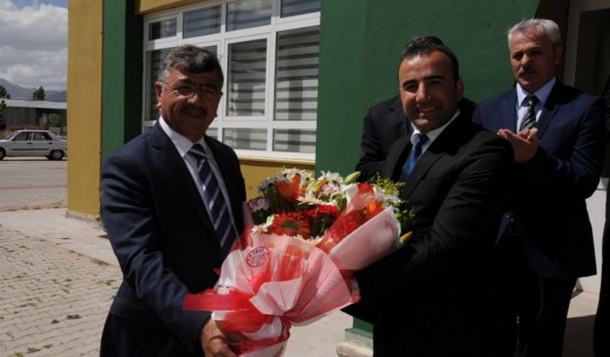 Niğde Belediyesi İtfaiye Müdürlüğü personeli, 3 ayrı alanda eğitim aldı. Eğitimlerini başarıyla tamamlayan personele sertifikalarını Niğde Belediye Başkanı Faruk Akdoğan verdi.