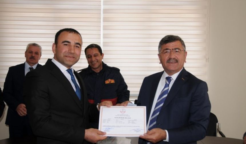 İtfaiye Müdürlüğü personeli; İlkyardım, Halkla ilişkiler ve Temel Yangın Eğitimi konularında kurs ve eğitim aldı. Eğitimlerini başarıyla tamamlayan personele İtfaiye Müdürlüğü’nde düzenlenen törenle sertifikaları verildi. Törene Niğde Belediye Başkanı Faruk Akdoğan, Başkan Yardımcısı Rıfat Özkan, İtfaiye Müdürü Latif Boran ve itfaiye personeli katıldı.