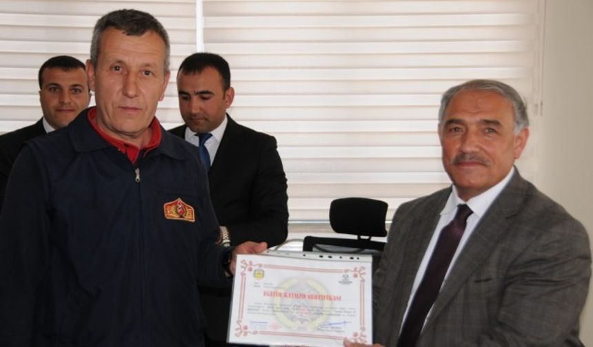 Üç ayrı alanda eğitim alan personele sertifikalarını veren Niğde Belediye Başkanı Faruk Akdoğan, itfaiye personelinin her durumda vatandaşla yüz yüze olmasından dolayı hem halkla ilişkiler eğitimi hem de diğer teknik eğitimi almasının önemli olduğunu vurguladı. Başkan Akdoğan, “İnsanın en önemli varlığı canıdır. Sizin müdahaleniz de genel olarak can kurtarmaya yöneliktir. Bu nedenli itfaiye personelinin hem araç gereç hem de bilgi bakımından donanımlı olması gerekmektedir. Bundan 6-7 yıl önce bir itfaiye binamız bile yoktu. Araçlarımız kullanılmaz hale gelmişti. Geçen yıl araç parkımızı güçlendirdik ve yeni araçlarımızla daha donanımlı hale geldi. Biz halkımıza daha kaliteli hizmet vermeye devam edeceğiz. İtfaiye Müdürlüğümüzü ve personelimizi kutluyor, başarılarının devamını diliyorum” dedi.