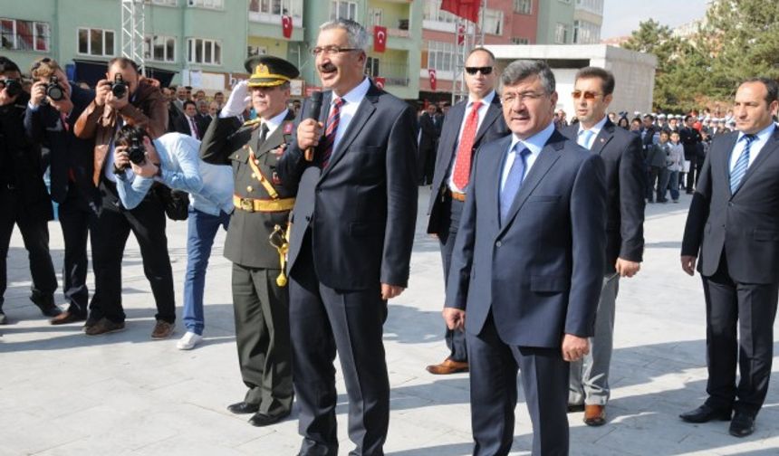 Niğde’de resmi törenler ve mitingler şehrin bir meydanı olmadığından yıllardır ana cadde üzerinde yapılmasından dolayı trafik akışını olumsuz etkilediğini her zaman dile getiren vatandaşlar, 2014 yılında 91. yıl dönümü kutlanan Cumhuriyet Bayramında yolların trafiğe kapanmamasını memnuniyetle karşıladılar.