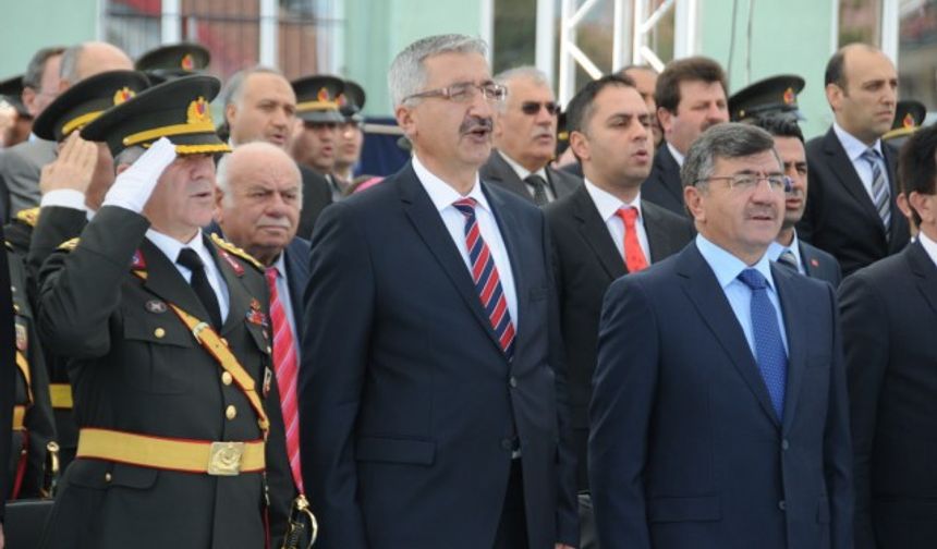Niğde kent meydanının yapımını gerçekleştiren Belediye Başkanı Faruk Akdoğan'a teşekkür eden vatandaşlar;  "Tüm şehirlerde olan kent meydanının Niğde'de olmaması ve hala tören için yolların trafiğe kapatılması hiç hoş bir görüntü oluşturmuyordu. Ama artık Niğde'nin de bir kent meydanı var ve törenler belediye önü kent meydanında yapılıyor, yollarda trafiğe kapatılmıyor" dediler.