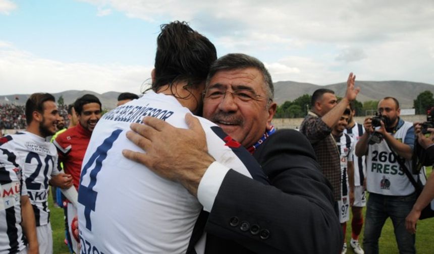 Niğde Belediyespor, sahasında konuk ettiği Çorum Belediyespor’u 3-2 mağlup ederek, final oynama hakkını elde etti. Maçtan sonra sahaya inerek tribünleri selamlayan Niğde Belediye Başkanı Faruk Akdoğan’ı, taraftarlar omuzlarına alarak, “Niğde seninle gurur duyuyor”, “En büyük başkan bizim başkan” şeklinde slogan attı. Soyunma odasında futbolcuları ve teknik heyeti tebrik eden Başkan Akdoğan, yönetim kurulunun belirlediği şampiyonluk primine 50 bin TL ilave etti.