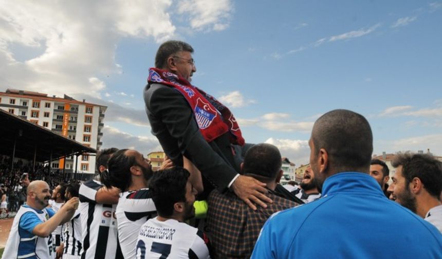 Niğde 5 Şubat Stadı, tarihi zaferlerden birine daha sahne oldu. Spor Toto 3. Lig 3. Grupta Play-Off yarı final ilk maçında deplasmanda 1-1 berabere kaldığı Çorum Belediyespor’u, kendi saha ve seyircisi önünde 3-2 mağlup eden Niğde Belediyespor, tribünleri tıklım tıklım dolduran taraftarları sevindirdi. Muhtemelen Cumartesi günü Ankara’da Beylerbeyispor ile final oynayacak olan Niğde Belediyespor, bu maçı kazanması halinde PTT 2. Ligine yükselecek.