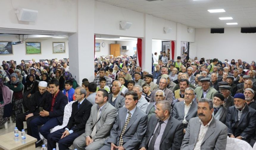 Saygı duruşu ve İstiklal Marşı’ndan sonra Bor Müftülüğü tarafından Kuran-ı Kerim okundu. Daha sonra Niğde İl Müftü Yardımcısı Ali Çetin, Bor İlçe Müftüsü Cafer Kılınç ve Ulukışla İlçe Müftüsü Muhammed Ünal tarafından düzenlenen panele geçildi.
Panel Sonrası Kemerhisar Belediyesi tarafından katılan herkese gül takdim edildi.