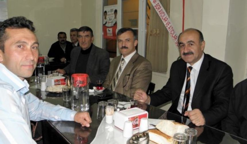 Kaymakam Muammer Balcı’nın ilk defa içtiği Arabaşı çorbasının içilmesinin ardından, İlçemizin tanınmış avcılarından ve Av Bayi sahibi Kamil Tuğrul ve bir çok avcı kendi av hikayelerini anlattı