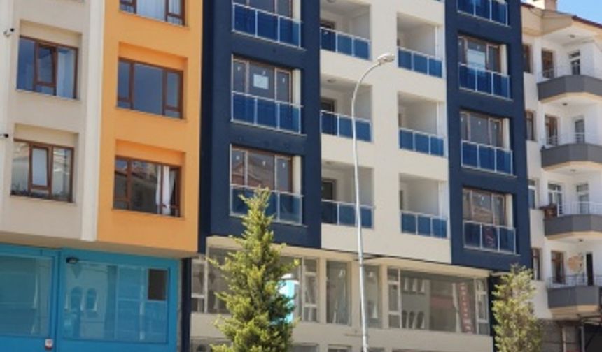 Bina bitişiğinde market, karşı caddede ptt, manav, 1 dk yüreme mesafesinde pazartesi pazarı ve cami, 4-5 dakika yürüme mesafesi adliye ve köy garajı bulunmaktadır.