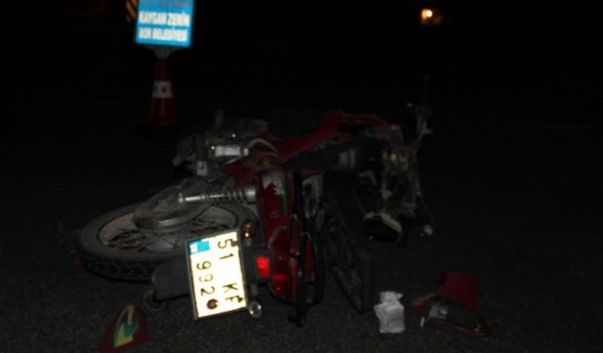 Bor ilçesinde klasik hale gelen motosiklet kazalarına bir yenisi daha eklendi. Dün gece akşam 22;00 saatlerinde Bor İlçesinde motosiklet ile bir otomobil çarpıştı. Kazada 1 kişi yaralandı.