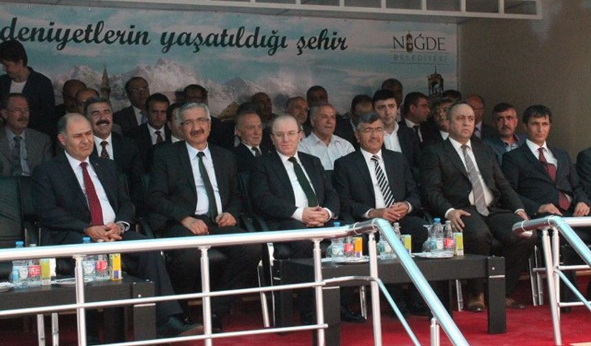 Çeşitli açılış ve incelemeler için Niğde’ye gelen İçişleri Bakanı Sebahattin Öztürk, Niğde Üniversitesinde yapılan temel atma töreninden sonra Niğde Emniyet Müdürlüğüne geçti.