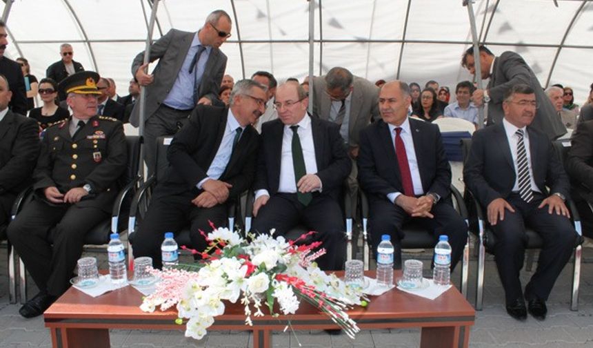 Niğde Emniyet Müdürlüğü bünyesinde hizmete sokulan 10 araç ve 4 Yunus Motosikletli Asayiş timleri biriminin açılışını yapan Bakan Öztürk’ü Niğde Emniyet Müdürlüğü binası önünde İl Müdürü Ali Kemal Kurt, Emniyet Müdür Yardımcıları, Şube Müdürleri ve çok sayıda emniyet personeli karşıladı.