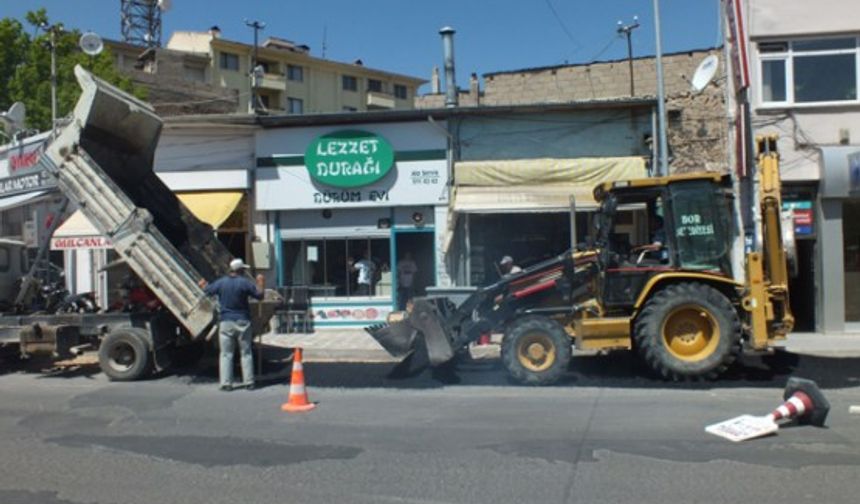 Bor Belediyesi Fen İşlerine bağlı ekipler bozulan yolların onarımına başladı.