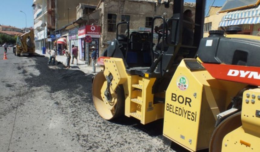 Geçtiğimiz ay ilçedeki yolların yama çalışmasını tamamlayan Bor Belediyesi , özellikle kaldırım kenarlarında yapılan çalışmalar sonrasında tahrip olan bölgelerin onarımına start verdi.