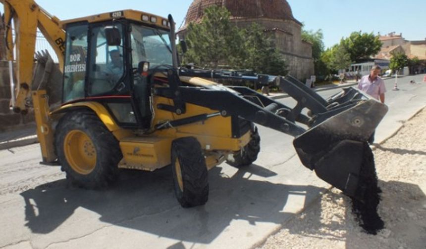 Asfaltlama çalışmalarına, daha önce yol genişletilmesi tamamlanan Niğde Caddesi’nden başlayan ekipler buradaki çalışmalarını tamamladıktan sonra İlçede tahrip olan diğer bölgelerin onarım çalışmalarıyla devam ediyor.