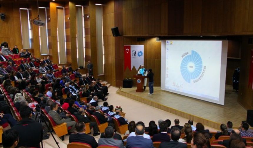 Törenin açılış konuşmasını yapan Rektör Prof. Dr. Adnan Görür, Üniversitelerin toplumsal dinamikleri harekete geçiren itici güç niteliğinde olduğunu belirterek bu itici gücün en önemli unsurunun da bilgi üretiminin merkezinde yer alan akademisyenler olduğunu söyledi. Toplumsal kalkınmanın ve ülke gelişiminin gerçekleşmesinde en büyük sorumluluğun akademisyenlerin üzerine düştüğünü ifade eden Rektör Görür, "Üniversitelerimizin toplumla güçlü bağları olan, uluslararası niteliklere sahip, küresel bilgi rekabetine katılabilen, toplumun beklentilerini karşılayan ve dünyaya açık eğitim kurumları haline gelmesini sağlamak ancak nitelikli akademik personelle mümkün olur. Bu yönüyle, 20 yıl önce müstakil bir üniversite olarak eğitim öğretim hayatına başlayan Üniversitemiz, kısa sürede rüştünü ispatlayarak ülkemiz üniversiteleri arasında kendine önemli bir yer edinmeyi başarabilmiştir" dedi.