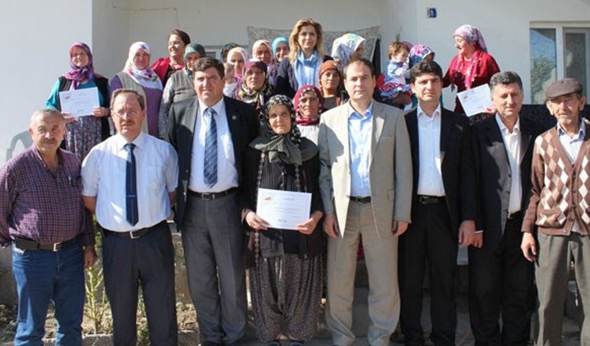 Gıda Tarım ve Hayvancılık Bakanlığı ile AÇEV ( Anne Çocuk Sağlığı Eğitimi Vakfı) Vakfının ortaklaşa yürüttüğü kırsal alanda kadınların bilgi ve becerilerinin artırılmasına yönelik olarak ilimizde 2013 yılında 8 kasaba ve köyde kurs açılmış olup bu köylerden biri olan Hüyük Köyünde açılan Açev kursuna katılan 25 kursiyere verilen eğitim sonunda katılım belgeleri törenle verildi.