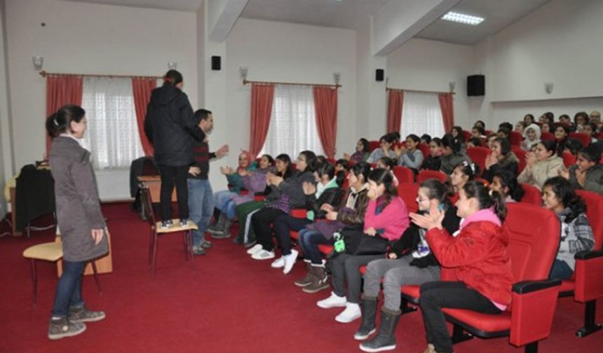 Kişisel gelişim dalında kitapların yazarı, Ahmet Şerif İzgören, Niğde Sevgi Evleri’ndeki çocuklarla bir araya geldi. Çocuklara hayallerinden asla vazgeçmemelerini öneren İzgören, “Hayata bakış açınız sizin hedeflerini belirler. Kendinize nasıl daha fazla değer katarsınız? Nasıl daha verimli bir çalışma ortamı oluşturabilirsiniz? Bu soruların cevaplarını bulduğunuz zaman başarılı olursunuz” dedi.