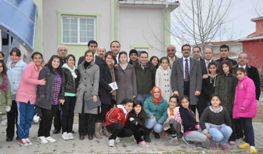 İl Sosyal Hizmetler Müdürü Şahin Mercan’ın organizesiyle Sevgi Evlerindeki çocuklarla bir araya gelen Kişisel Gelişim Uzmanı Ahmet Şerif İzgören, sohbet tadında kısa bir seminer verdi. Çocukların büyük ilgisiyle karşılayan İzgören, kitaplarından oluşan bir seti de Sevgi Evleri kütüphanesine hediye etti.