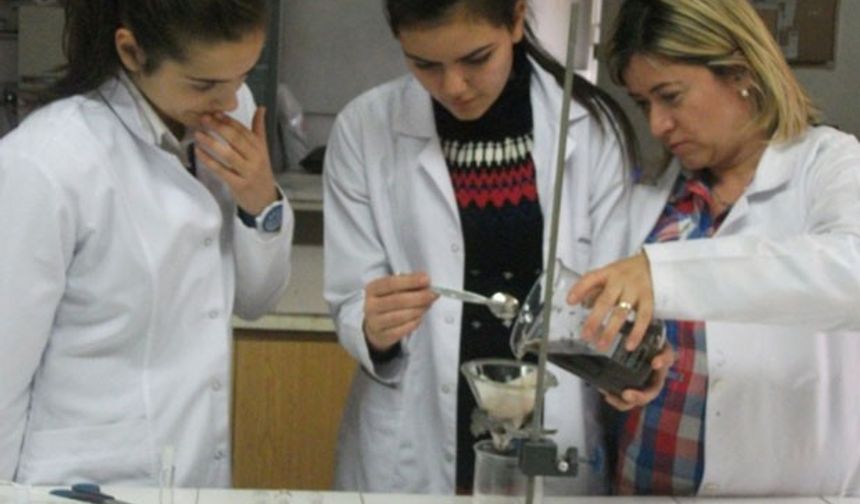 Liseli gençler bilimin hizmetinde