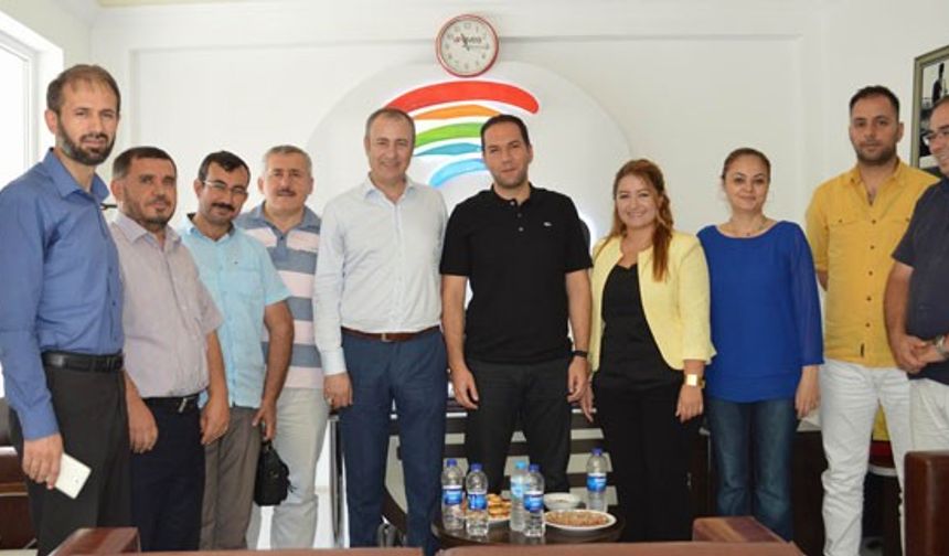 Partinin kuruluşunda yer alan kadroların AK Parti davasına şevk ve heyecanla sahip çıktığını kaydeden İl Başkanı Özdemir, "AK Parti il yürütme kurulu olarak partimizin kuruluşunun 14. yıl dönümünde partimizin kurucusu aynı zamanda hem de il başkanlığı yapmış her kademesinde görev almış daha öncede yıllar boyu bu hizmet içerisinde bu dava için çalışmış başkanımızı ziyaret etmek istedik. İlk ziyaretimizi de başkanımıza yapıyoruz bugün 13 - 14 yıllık bir iktidarımız var. Hala yapılan seçimlerden birinci parti çıkabiliyorsak burada en büyük işi en büyük hizmeti Sayın başkanlarımız yapmışlar bizleri bu günlere hazırlamışlar. Kendilerine minnettarız. Bu gibi zor dönemler zor yıllar 13 -14 yıllık bir iktidar kolay olmuyor. Bence çok büyük bir emek harcamak gerekiyor. Bu emekte kuruluşumuzun hatta daha öncesinin Sayın Başkanlarımızın emeğiyle olmuş ve 14 Ağustos 2015 de 14. yılımıza girmiş olacağız. Yarın partimizin kuruluşunun 14. yılını kutlayacağız. Bunu da eski il başkanlarımızla kutlamak istedik. Yarında inşallah Başbakanımızın katılacağı bir toplantı olacak biz oraya gitmeden önce il başkanlarımızı ziyaret etmek istedik. Kendilerine bu emeklerinden dolayı teşekkür ediyoruz. Halada bize destek oluyorlar her konuda ne zaman istersek bizde yanlarındayız her zaman destek oluyorlar sağ olsunlar. Şimdiye kadar emeklerinden dolayı şimdiki desteklerinden dolayı teşekkür etmek istedik bu vesileyle kendilerine vakit ayırdığı için teşekkür ediyoruz" dedi.
