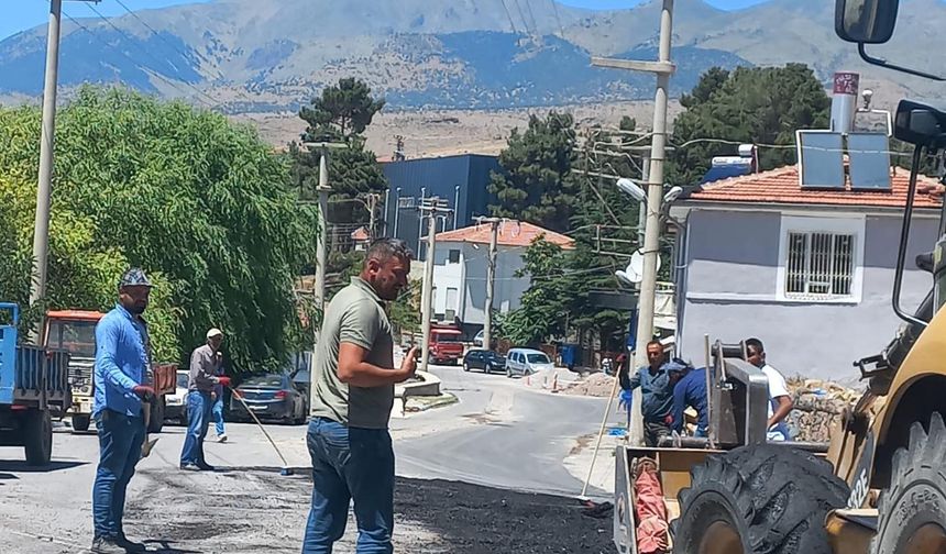 Altunhisar ilçesinde Bozulan Yollar Tamir Ediliyor