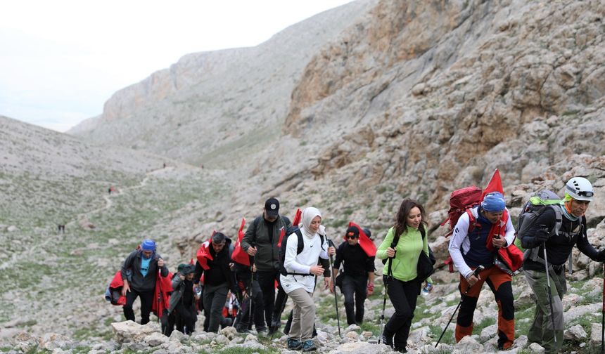 Türkiye'nin Gücü Gençliği tırmanışı düzenlendi