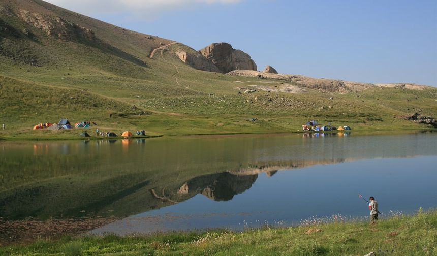 Serinlemek için girdiği göl’de boğuldu