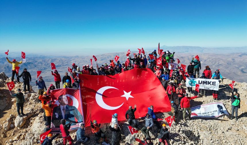 Niğde'de 101 dağcı, Cumhuriyet'in 101. yılı için Emler Zirvesi'ne tırmandı