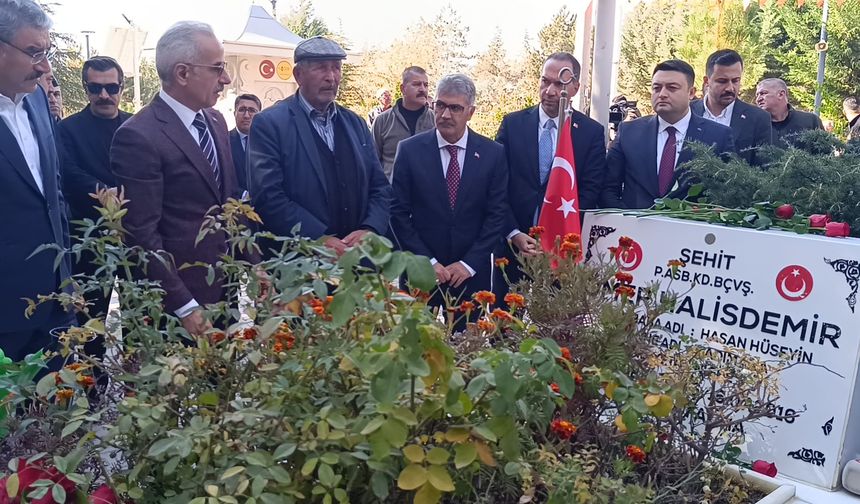 Bakan Uraloğlu Ömer Halisdemir'in Kabrini Ziyaret Etti