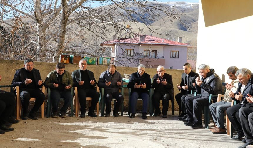 Vali Çelik, Çamardı'da Kazada Ölen Öğrencinin Evinde