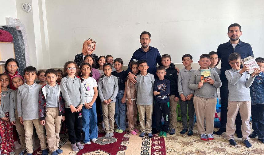 AK Parti Niğde Gençlik Kolları’ndan Köy Okuluna Anlamlı Kitap Bağışı