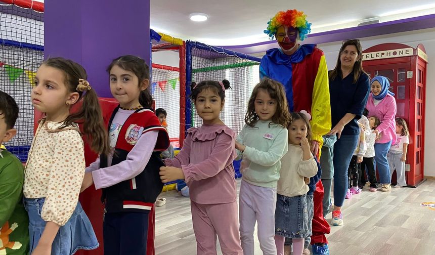 Bor Ömer Halisdemir Gençlik Merkezi gönüllülerinden miniklere sürpriz